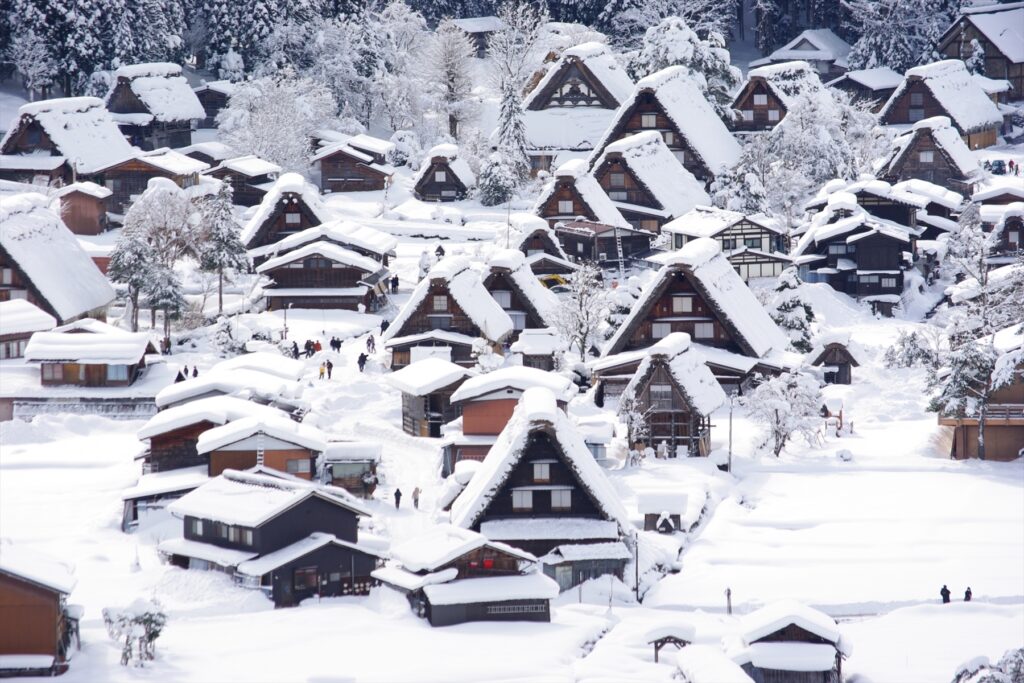 岐阜県にある白川郷は、その美しい合掌造りの家々が立ち並ぶ集落として、世界遺産にも登録されています。特に冬の雪景色は幻想的で、まるで別世界に迷い込んだかのような感覚を味わえます。白川郷は、日本の伝統的な文化と建築が息づく場所であり、訪れる人々を魅了するスポットです。