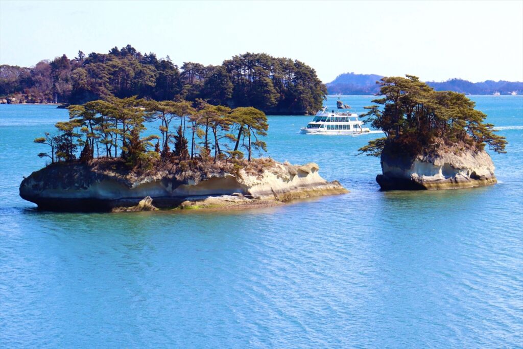 松島は、日本三景の一つで、大小約260の島々が広がる絶景スポットです。船で周遊しながら、奇岩や松の緑が美しい景色を楽しむことができます。松島は、その美しい景色と豊かな自然が魅力のスポットであり、訪れる人々を魅了する場所です。