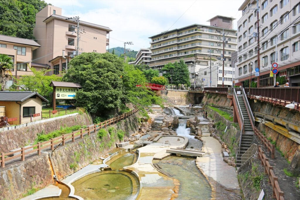 神戸は、異国情緒あふれる街並みが魅力の観光地です。特に旧居留地や北野異人館街は、洋風の建物が並び散策が楽しい場所です。また、近くにある有馬温泉は、日本三古湯のひとつで、美肌効果があるとされる温泉が楽しめます。神戸は、その美しい街並みと豊かな文化が魅力のスポットであり、訪れる人々を魅了する場所です。