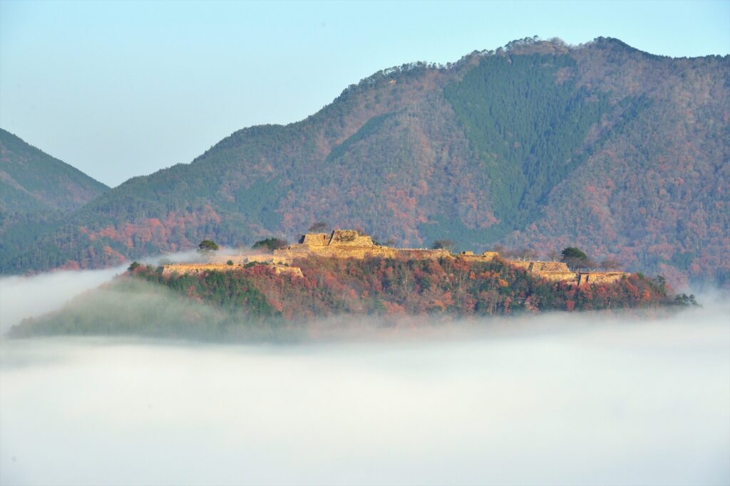 竹田城跡は、まるで空に浮かんでいるかのような姿から「天空の城」とも呼ばれています。秋の朝には、雲海が広がりその美しさは圧巻です。竹田城跡は、その歴史的な背景と美しい景色が魅力のスポットであり、訪れる人々を魅了する場所です。