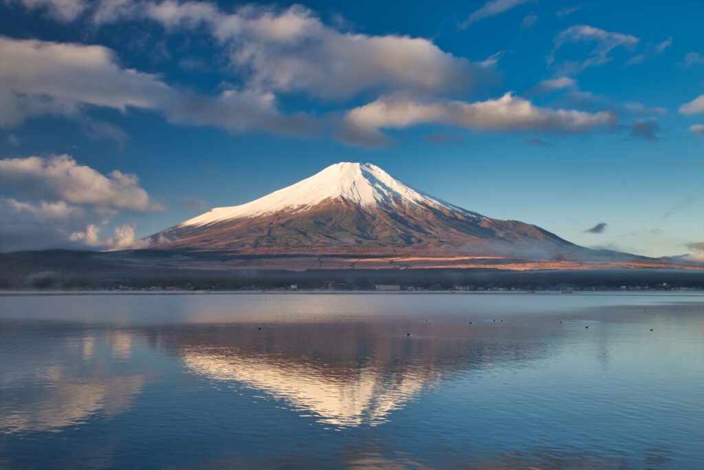 富士五湖は、富士山を間近で楽しめる湖沼群で、それぞれの湖が異なる魅力を持っています。例えば、河口湖は湖畔でのお花見や紅葉狩りが楽しめ、西湖では湖上の絶景スポット「絶景台」から富士山と湖を一望できます。富士五湖は、その美しい景色と豊かな自然が魅力のスポットであり、訪れる人々を魅了する場所です。