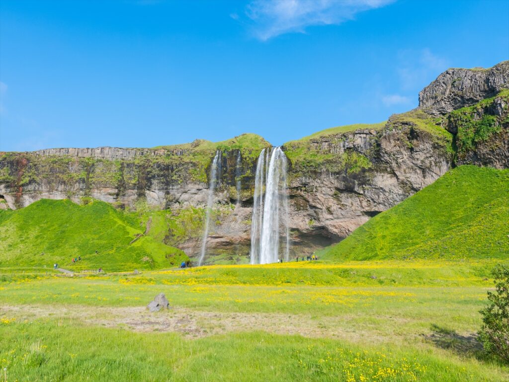 アイスランドで最も有名な滝の一つであるスコゥガフォスの滝は、その高さ60メートルの迫力ある姿が圧巻です。滝壺まで近づくことができ、水しぶきを感じながらその大自然の力強さに感動すること間違いありません。

スコゥガフォスの滝は、天気が良い日には虹がかかることがあり、その美しい光景はまさに絶景。写真映えするスポットとしても有名で、SNS映えする素晴らしい写真を撮ることができます。また、周辺にはハイキングコースもあり、自然を感じながら散策を楽しむことができます。アイスランドの大自然を五感で感じることができるスコゥガフォスの滝は、女性にもおすすめの観光スポットです。