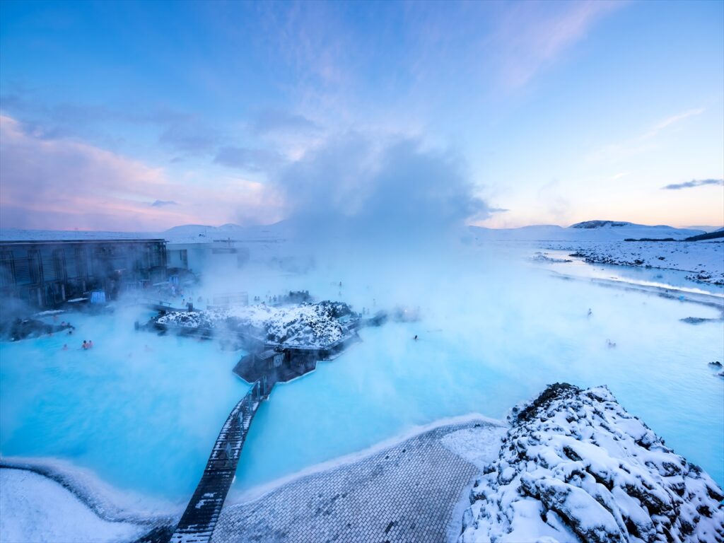 アイスランドの名物温泉として知られるブルーラグーンは、その美しい青い湖と美肌効果がある温泉で有名です。独特のミネラル成分が含まれた温泉は、肌に潤いを与え、美肌効果が期待できるため、女性に特におすすめのスポットです。

ブルーラグーンは、アイスランドの大自然に囲まれた場所にあり、温泉に浸かりながら絶景を楽しむことができます。また、温泉施設内にはレストランやスパが併設されており、リラックスしながら一日を過ごすことができます。アイスランドの旅で疲れた体を癒すのに最適な場所です。