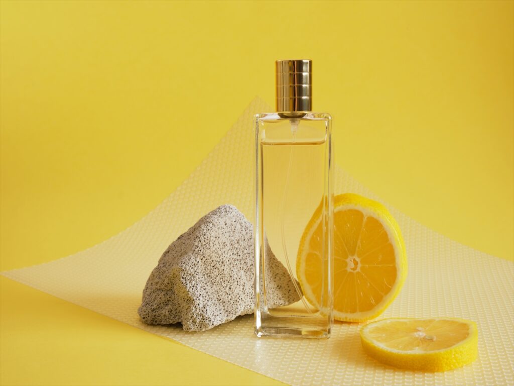 シトラス系の香水は、レモン、オレンジ、グレープフルーツ、ライムなどの柑橘系の香りが主体となっています。このタイプの香りは、爽快感と清潔感が魅力で、特に暑い季節にはそのさわやかな香りが大変適しています。シトラス系の香水は、気分をリフレッシュさせる効果があり、日中の活動時やスポーツの後に使用すると、すっきりとした気分を味わうことができます。