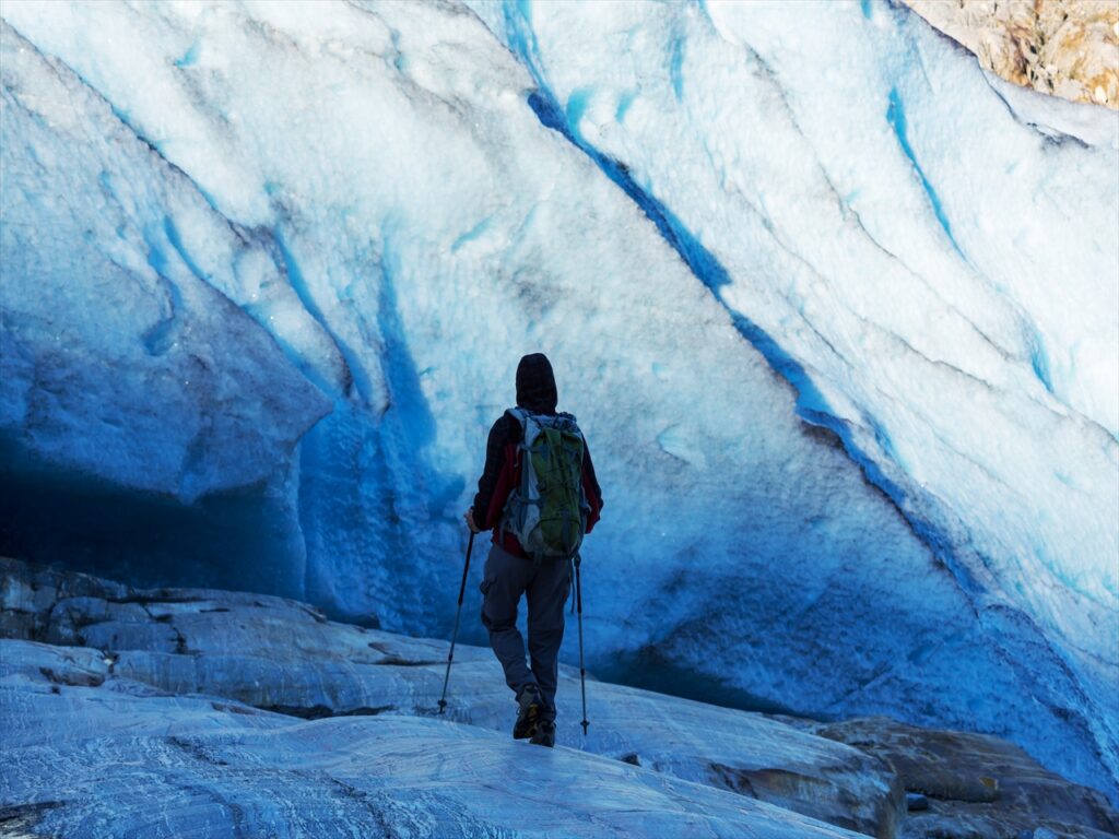ヨークルスアゥルロゥンは、氷の洞窟が有名な観光スポットで、アイスランドの自然が作り出す神秘的な世界を体験できます。専門のガイドと一緒に氷の洞窟探検を楽しみ、氷河の青い光に魅了されることでしょう。洞窟内は幻想的な雰囲気で、まるで別世界に迷い込んだかのような感覚に浸れます。

氷の洞窟探検は、女性にもおすすめのアクティビティで、友達や家族と一緒に冒険を楽しむことができます。洞窟内は寒いため、暖かい服装と適切な装備が必要ですが、その分冬のファッションも楽しめます。アイスランドの氷の洞窟探検は、一度は訪れてみたい魅力的な体験です。
