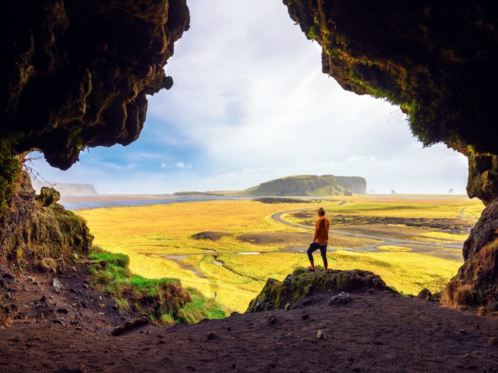 ゴールデンサークルは、アイスランドの代表的な観光ルートで、ここではゲイシール間欠泉やゴルフォスの滝、Þingvellir（シンクヴェトリル）国立公園など、アイスランドの美しい自然と文化を堪能することができます。このルートは、アイスランドの独特な景色を効率的に巡ることができるため、多くの観光客に人気があります。

女性向けのオプショナルツアーも多数あり、安心して楽しむことができます。ツアーでは、現地のガイドからアイスランドの自然や文化について詳しく説明を受けながら、絶景スポットを訪れることができます。また、女性同士で参加するツアーもあるため、友達や家族と一緒に思い出に残る旅を楽しむことができます。