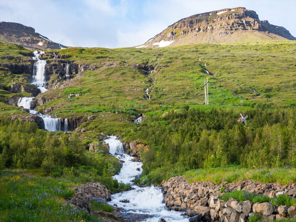 シンクヴェトリル国立公園は、アイスランド最大の国立公園で、多彩な自然が広がる壮大なエリアです。この国立公園では、デットイフォスの滝やアスビャルガル円形城など、見どころがたくさんあります。デットイフォスの滝は、その迫力ある姿が印象的で、圧倒的な自然の美しさを感じることができます。また、アスビャルガル円形城は、神秘的な岩壁が特徴で、歴史と伝説に触れることができるスポットです。

シンクヴェトリル国立公園では、ハイキングを楽しみながらアイスランドの大自然を満喫することができます。女性にもおすすめのハイキングコースが用意されており、初心者から上級者まで楽しめるルートが揃っています。美しい景色に囲まれたハイキングは、心身をリフレッシュするだけでなく、絆を深める絶好の機会にもなります。