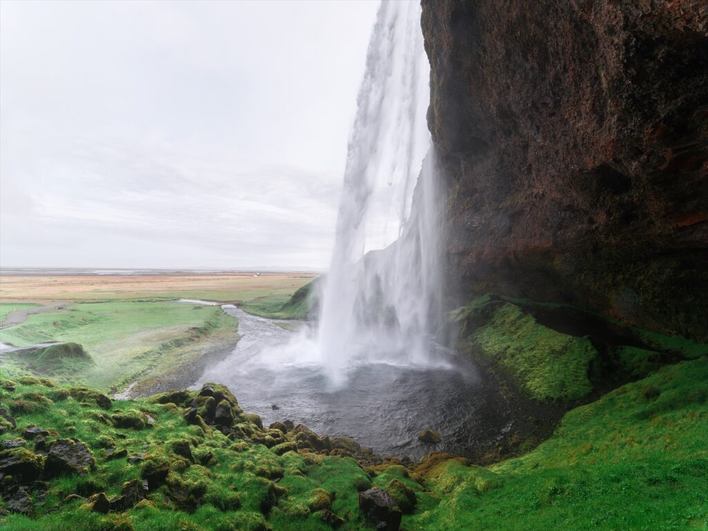 セリャラントスフォスは、滝の裏側に回れる珍しい観光スポットで、アイスランドの自然が織り成す壮大なパノラマを楽しむことができます。この滝は、岩肌を削る水流が美しいカーテンのように流れ落ちる様子が圧巻で、その姿を間近で見ることができます。滝の水しぶきを感じながら、迫力ある景色を楽しむことができるので、訪れる女性たちには感動の瞬間を味わうことができます。

特に夏には、陽光が滝の水しぶきに反射して虹が見られることもあり、思い出に残る写真が撮れるでしょう。また、滝の周辺には美しい自然に囲まれたハイキングコースもあり、滝の魅力をさらに満喫することができます。