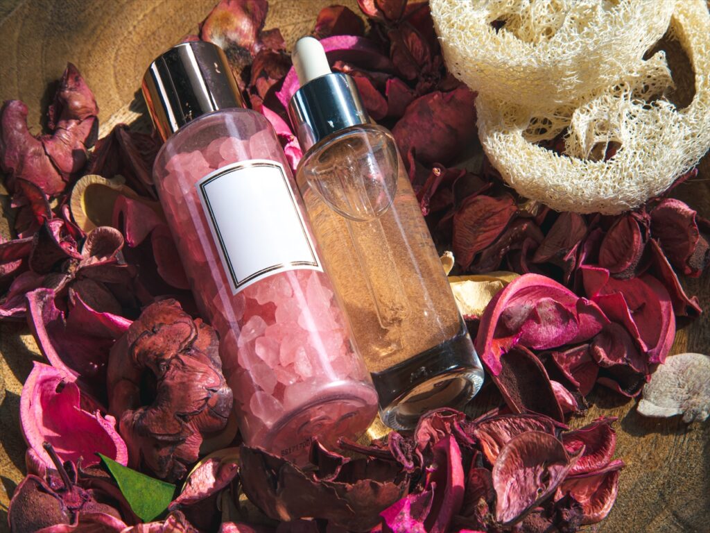フローラル系の香水は、花の香りが特徴的で、ローズ、ジャスミン、ライラック、ヒヤシンスなどが含まれます。女性らしい華やかさや優雅さを演出したい方におすすめです。フローラル系の香りは、まるで美しい花園にいるかのような印象を与えます。そんな香りは、デートやパーティーなど特別なシーンでの使用にぴったりで、まわりの人々にも好印象を与えることができます。また、季節を問わず使えるのもフローラル系の魅力のひとつです。