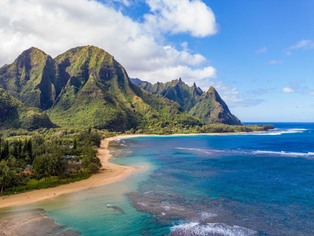 ハワイは、太平洋に浮かぶアメリカ領の島々です。ハワイでは、「ロミロミ」と呼ばれるマッサージが伝統的な癒し法として受け継がれています。ロミロミは、「揉む」という意味の言葉で、手や肘で体を深く揉みほぐします。ロミロミは単なるマッサージではなく、「マナ」と呼ばれる生命エネルギーを調整する儀式でもあります。ロミロミでは、心と体のバランスを整えることができます。