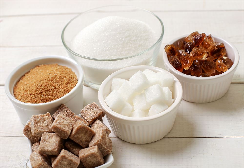 人工甘味料とは、砂糖の代わりに使われる低カロリーの甘味料です。人工甘味料には、糖アルコールと合成甘味料の2種類があります。糖アルコールは天然に存在する甘味成分を化学的に合成したもので、合成甘味料は食品に存在しない甘味成分を人工的に作ったものです。人工甘味料は、カロリーを抑えたり、血糖値や虫歯の予防に役立つとされていますが、安全性や副作用については議論があります。この記事では、人工甘味料の種類と特徴を説明しております。