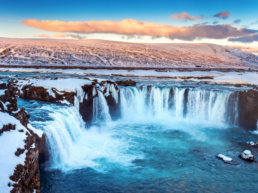 アイスランドは、北欧にある火山島です。アイスランドでは、「ブルーラグーン」と呼ばれる温泉施設が有名です。ブルーラグーンは、火山活動によって生み出された地熱水が溜まった人工湖です。水は青白く濁っており、美肌効果や抗菌効果があると言われています。ブルーラグーンでは、水中マッサージや泥パックなどのトリートメントも楽しめます。また、周囲には雪景色や溶岩地帯などが広がります。ブルーラグーンでは、自然の恵みと対照的な景色に感動することでしょう。