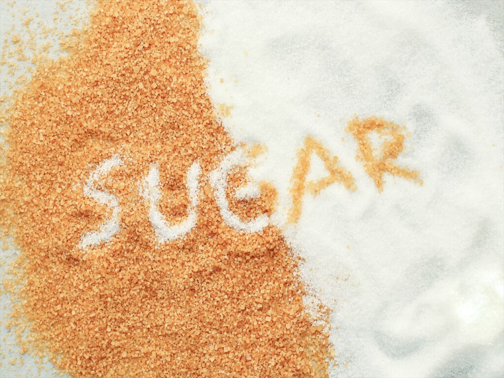 人工甘味料とは、砂糖の代わりに使われる低カロリーの甘味料です。人工甘味料には、糖アルコールと合成甘味料の2種類があります。糖アルコールは天然に存在する甘味成分を化学的に合成したもので、合成甘味料は食品に存在しない甘味成分を人工的に作ったものです。人工甘味料は、カロリーを抑えたり、血糖値や虫歯の予防に役立つとされていますが、安全性や副作用については議論があります。この記事では、人工甘味料の種類と特徴を説明しております。