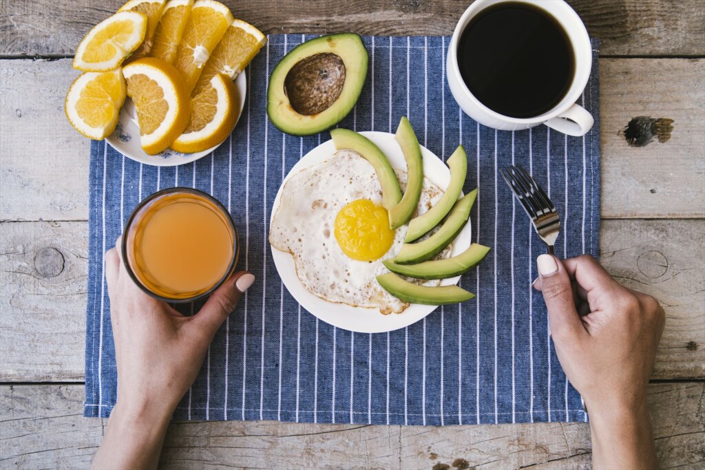 朝食は一日のエネルギー源となる重要な食事です。質の高い、バランスの良い朝食を摂ることで、一日を通じて必要な栄養素を摂取し、体の機能を最適化することができます。プロテインを含んだ食事は、筋肉の修復と成長を助け、長時間の満腹感を提供します。さらに、果物や野菜を追加することで、ビタミンやミネラルなどの必要な栄養素をバランス良く摂取することができます。これらは免疫システムを強化し、健康な肌や髪、爪の維持に役立ち、体内の多くの重要なプロセスに必要です。