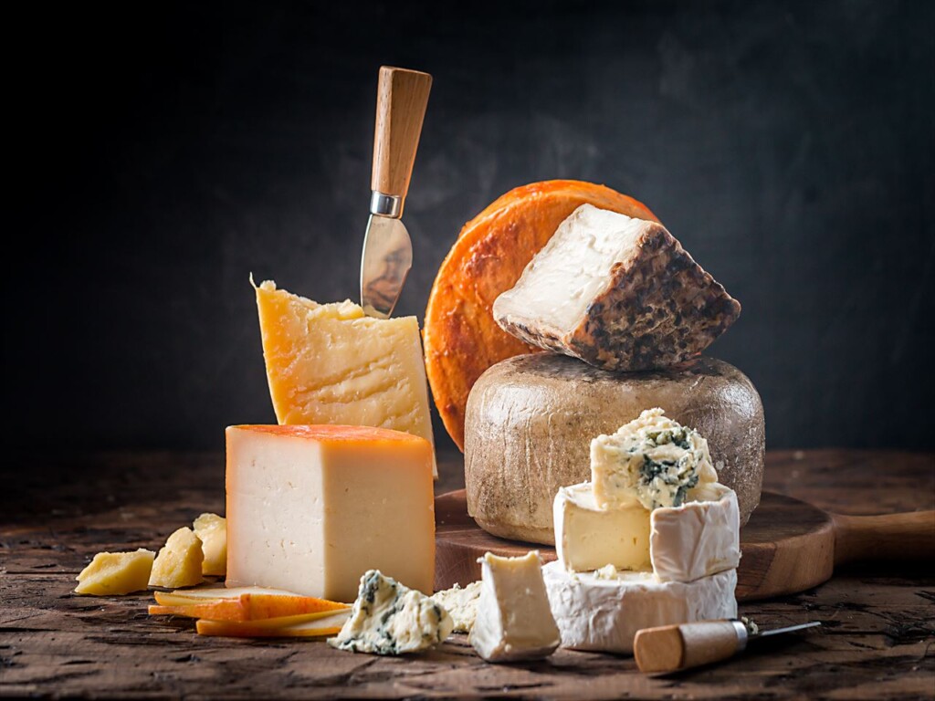 チーズは古代から人々に愛されてきた食品で、その種類や風味は世界中で無数に存在します。特に、おつまみとしてのチーズは飲食のシーンをより一層楽しくするアイテムとして多くの人々に親しまれています。今回は、そんなおつまみとしてのチーズについて、その魅力と選び方、またおすすめの組み合わせなどについて詳しく解説します。