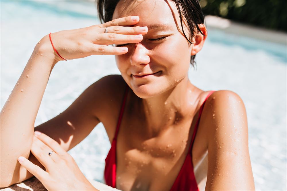 日光浴は、身体と心に多くの利点をもたらす活動の一つです。しかし、それには一定のリスクも伴います。この記事では、日光浴の主要なメリットとデメリットについて詳しく説明します。
日光浴には、以下のようなメリットがあります。

ビタミンDの生成

日光は私たちの肌でビタミンDを生成するのに必要な主要な要素です。このビタミンは、骨の健康を保つだけでなく、免疫系を強化するのにも役立ちます。また、心血管病やガンのリスクを低減することも示唆されています。

ビタミンDは食物から摂取することもできますが、それだけでは十分ではありません。近年、紫外線の有毒性が知られてきたことにより、多くの人が日光を浴びることを避け、今では日本人の多くがビタミンD不足であるという状況です。

ビタミンD不足は、骨粗鬆症やくる病などの骨関連疾患だけでなく、感染症や自己免疫疾患などの原因にもなります。そのため、適度な日光浴はビタミンDを補うために必要です。