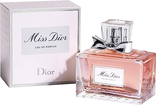 ディオールは、1946年に創業された高級ブランドです。クチュールやジュエリーなどの装飾品から、食器やコスメ、香水まで多岐にわたっています。ディオールのレディース香水は、自然な甘さと洗練された雰囲気が特徴的な香水ブランドです。上品でエレガントな香りを身にまとうことで、大人の女性を演出できます。

ディオールの代表作といえば、「ミス・ディオール」です。1947年に誕生し、2021年にリニューアルを果たしたクリスチャン・ディオールの代表的な香水です。いくつもの花々の香りを織り交ぜた華やかな香りに、蜂蜜の甘さが際立つペッパーのスパイシーさを加えたハートノートが楽しめます。
